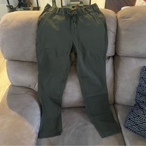 Lululemon On the Fly Mid Rise Pant